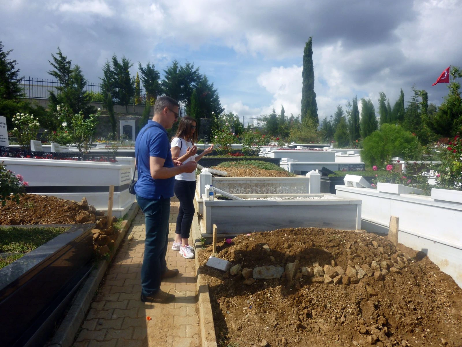 Vatan Şaşmaz'ın kabri ziyaretçi akınına uğradı